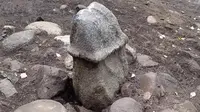 Batu berbentuk penis yang diyakini telah digunakan dalam upacara pengorbanan. (Kredit: Arkeolog SHM)
