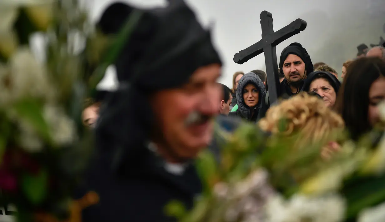 Jemaat katolik Ujue Virgin melakukan ziarah dari Tafalla dan desa-desa lainnya ke kota kecil Ujue, Spanyol Utara (29/4). Dalam ritual ini para jemaat berjalan sejauh 25 km (16 mil) menuju Ujue. (AP/Alvaro Barrientos)
