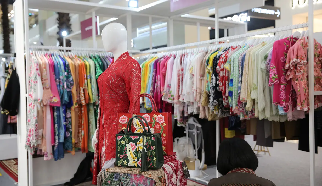 Pada tahun 2001, Vielga Wennida lulus dari Fakultas Ekonomi Universitas Indonesia. Beberapa tahun kemudian, pada 2015, Vielga mengikuti program kursus singkat di jurusan Desain Mode di Esmod Institute. Vielga Wennida adalah seorang desainer fashion sekaligus direktur kreatif untuk mereknya sendiri, serta anggota Indonesia Fashion Chamber. [Adrian Putra/Fimela]