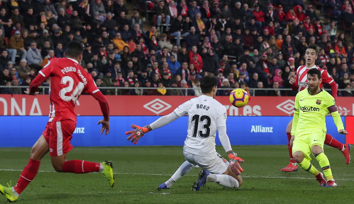 Striker Barcelona, Lionel Messi, menendang bola saat melawan Girona pada laga La Liga di Stadion Montilivi, Minggu (27/1). Barcelona menang 2-0 atas Girona. (AP/Manu Fernandez)