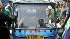 Penampakan sopir bajaj yang ditemukan tewas di kawasan Utan Kayu, Jakarta, Rabu (2/5). Pria bernama Sukari B Karta (52) asal Brebes itu ditemukan tewas dalam posisi duduk di bangku penumpang bajajnya sendiri. (Merdeka.com/Iqbal Nugroho)