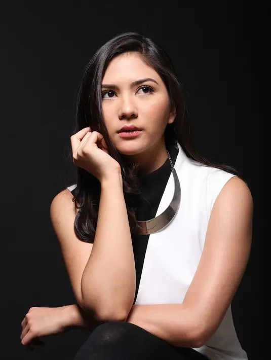 Hingga kini, bintang sinetron Ganteng Ganteng Serigala Returns itu tidak ingin terburu-buru melangkah yang lebih serius hubungannya dengan kekasihnya Mischa Chandrawinata. (Bambang E Ros/Bintang.com)