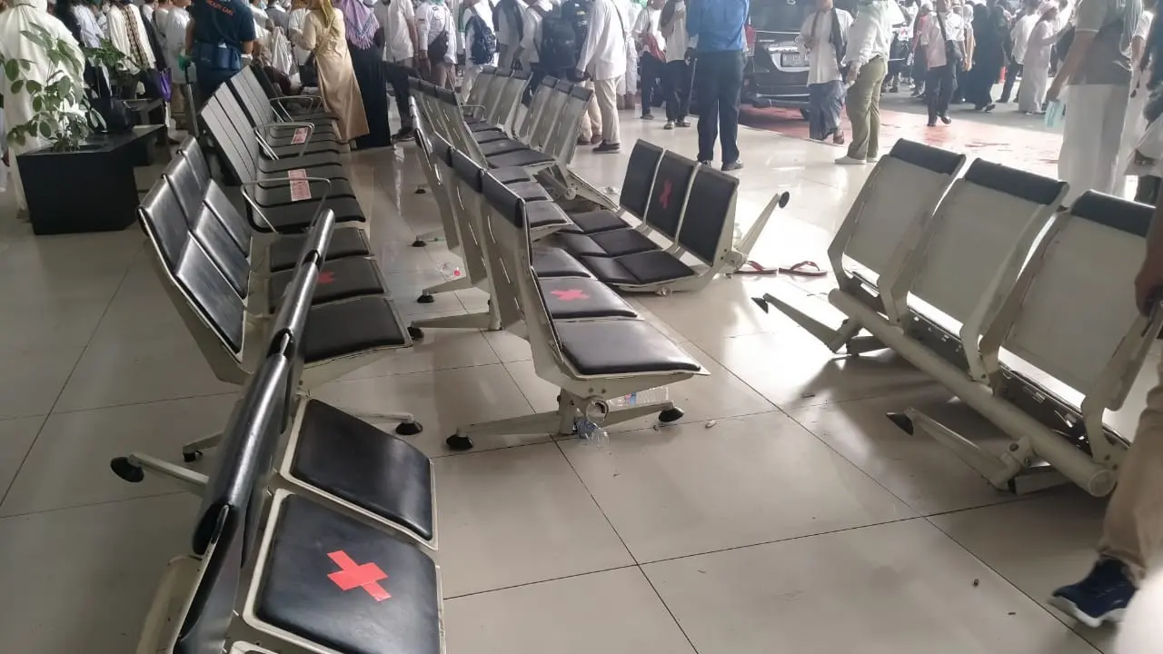 Bangku gandeng di Bandara Soetta yang terbuat dari besi patah dan tak bisa digunakan.