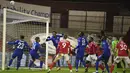 Peluang emas yang didapat Barnsley pada menit ke-78 masih bisa dihalau oleh Tamy Abraham yang menyundul bola keluar di garis gawang. (Foto: AP/Pool/Dave Thompson)