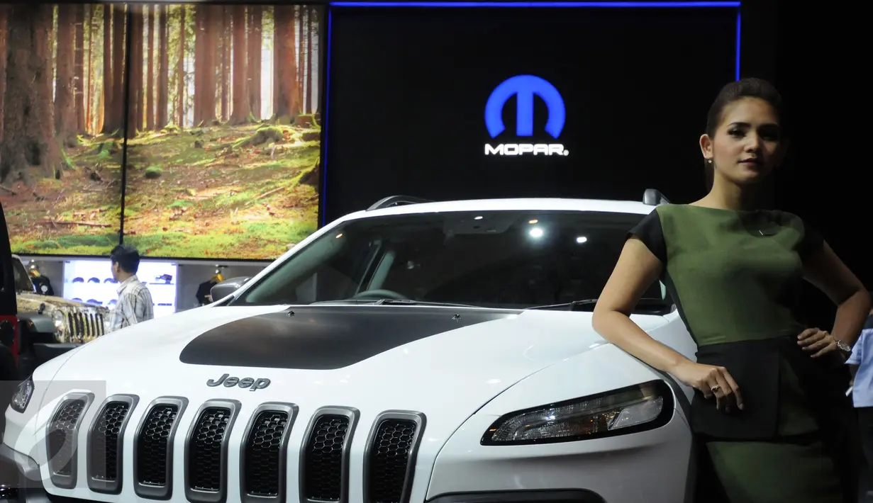 Seorang model bergaya di stand mobil Jeep yang dipamerkan di Indonesia International Motor Show 2015 di JI Expo Kemayoran Jakarta, Rabu (19/8/2015). Puluhan merek kendaraan ternama ikut ambil bagian dalam IIMS 2015.(Liputan6.com/Helmi Fithriansyah)