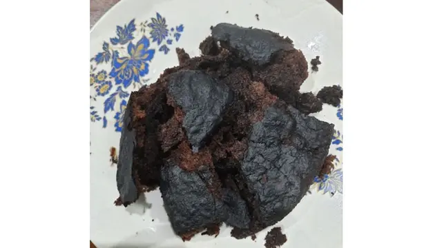 6 Potret Bolu Gosong Ini Tak Sesuai Ekspektasi, Bikin Geleng Kepala