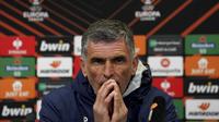 Pelatih Sevilla, Jose Luis Mendilibar saat menghadiri konferensi pers menjelang pertanding melawan Mancheter United di Old Trafford, Manchester, Inggris, Rabu 12 April 2023. (Nick Potts/PA via AP)