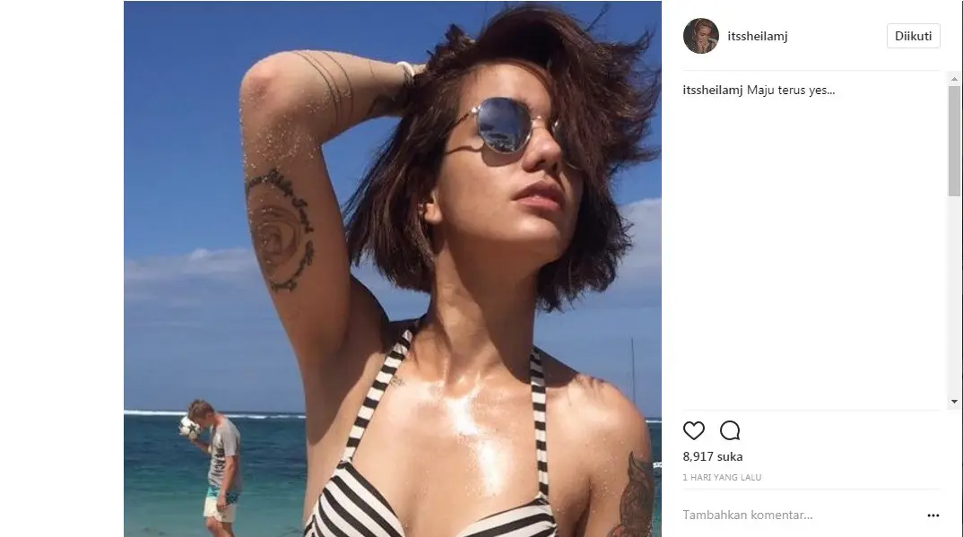 Sheila Marcia berjemur di pinggir pantai di Bali (Foto: Instagram)