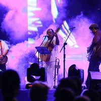 Sore dan Is Payung Teduh berkolaborasi di Alpus Inc 5 (Galih W. Satria/Bintang.com)