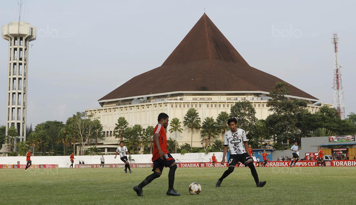 Pemain Universitas Negeri Malang (UM) saat pertandingan melawan Politeknik Negeri Malang (Polinema) pada laga Torabika Campus Cup 2017 di Stadion UM, Malang, Rabu, (01/11/2017). UM menang 2-0 atas Polinema. (Bola.com/M Iqbal Ichsan)