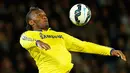 Penyerang Chelsea, Didier Drogba mengontrol bola saat Laga Liga Premier Inggris di King Power Stadium, Kamis (30/4/2015). Chelsea menang 3-1 atas Leicester City.(Reuters/Carl Recine)