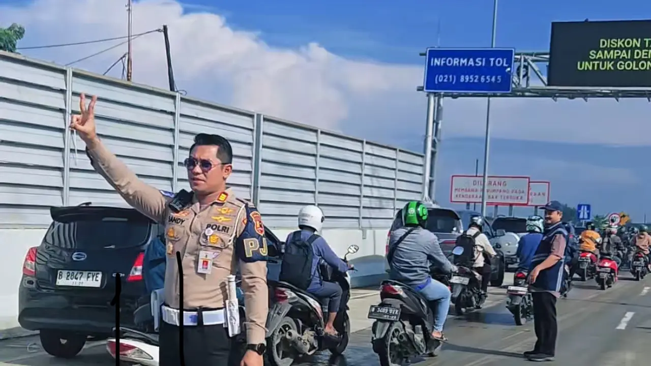 Sebanyak 400 pengendara sepeda motor melintasi ruas Tol Cibitung-Tanjung Priok, yakni dari Bekasi mengarah ke Jakarta