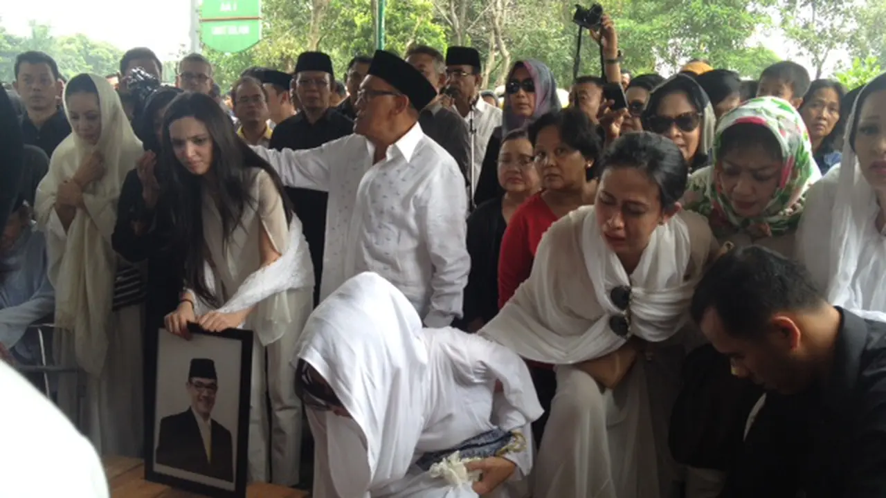 Berpakaian Serba Putih, Nia Ramadhani Antar Ayah Ke Peristirahatan Terakhir