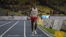 Pelari Indonesia, Agus Prayogo, meraih medali emas SEA Games cabang atletik nomor 10.000 meter di Stadion Bukit Jalil, Kuala Lumpur, Jumat (25/8/2017). Agus menorehkan waktu 30 menit 22,26 detik. (Bola.com/Vitalis Yogi Trisna)