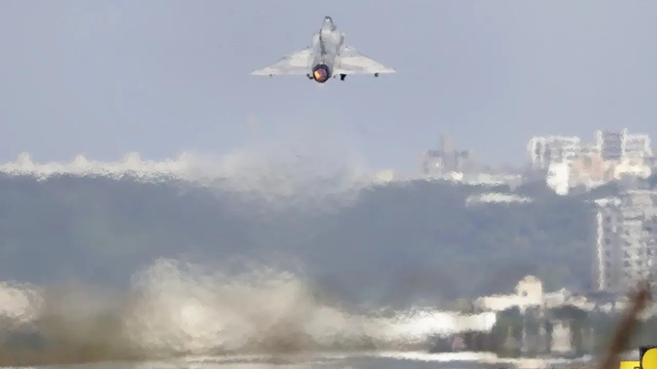 Jet tempur Mirage 2000 milik Taiwan lepas landas di pangkalan udara di Hsinchu, Taiwan utara, pada Selasa, (10/12/2024), saat Kementerian Pertahanan Taiwan menyatakan mereka mendeteksi kapal angkatan laut dan pesawat militer China dalam jumlah besar.