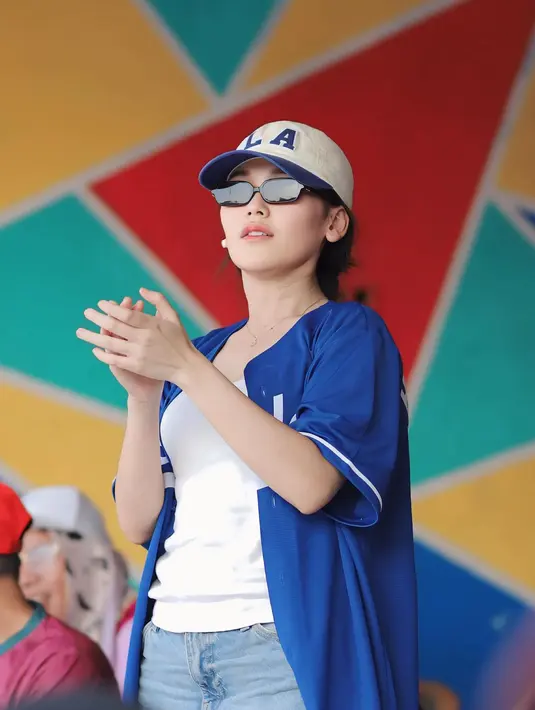 Diajuga mengenakan topi dan kacamata untuk menghalau panas matahari. "Pertandingan sengit voli hari ini antara Rt kite Rt06 melawan Rt05," kata dia. (Foto: Instagram/ ayutingting92)
