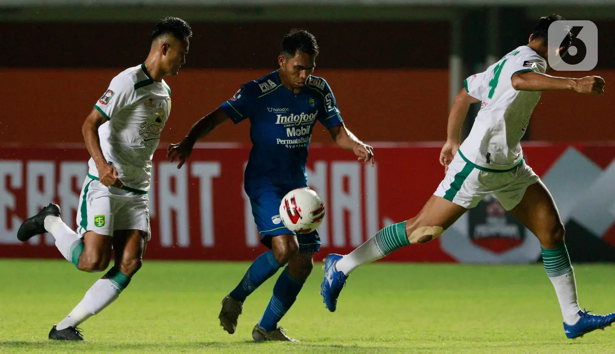 Pemain Persib Bandung, Frets Butuan (tengah) berusaha melewati pemain Persebaya Surabaya pada laga perempat final Piala Menpora 2021 di Stadion Maguwoharjo, Sleman, Minggu (11/4/2021). (Bola.com/M Iqbal Ichsan)