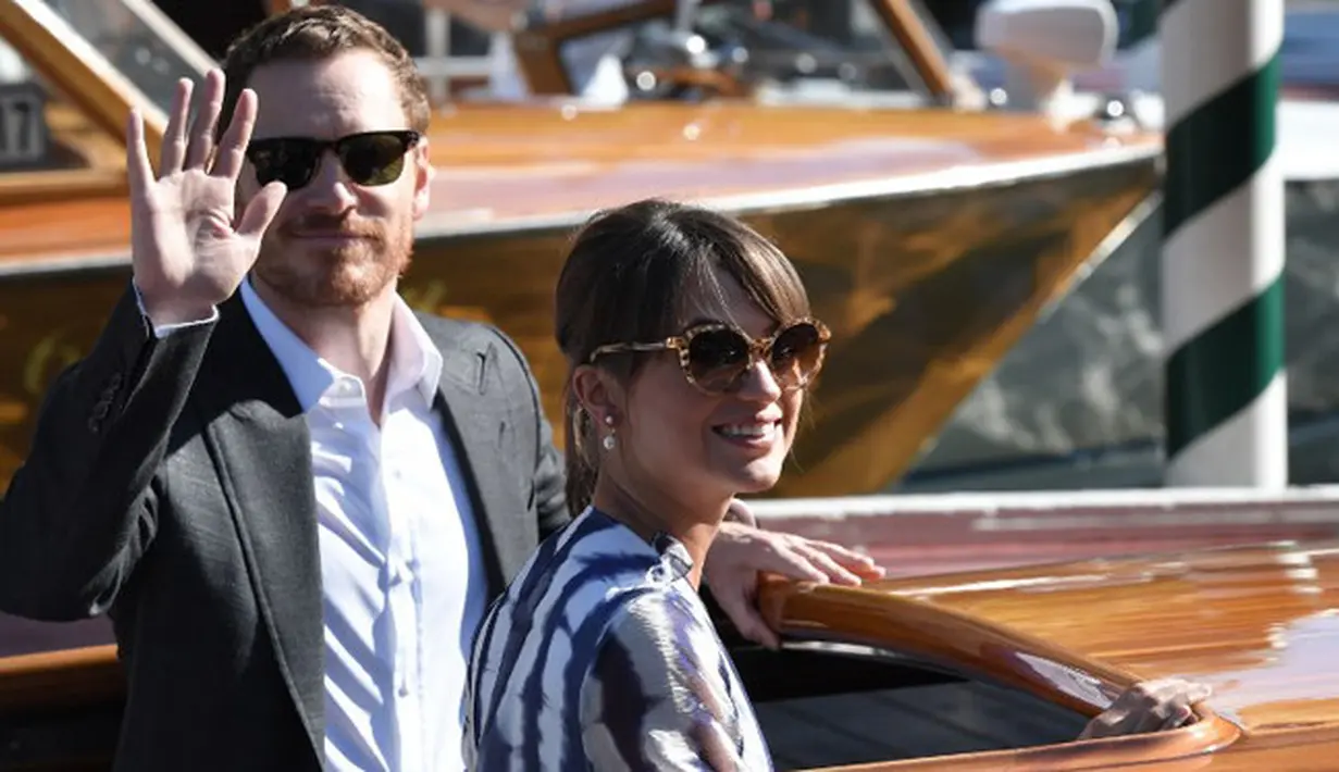 Pernikahan Alicia dan Michael baru diketahui publik akhir pekan lalu, yakni setelah foto keduanya tersebar sedang bersama dan memakai cincin di jarinya. Aktris kelahiran Swedia itu juga menampakan kebahagiaannya. (AFP/Tiziana Fabi)