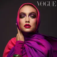 Gigi Hadid mengenakan kerudung untuk Vogue Arabia. (Foto: Vogue)