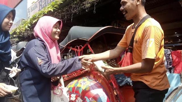 Gaya Pelajar Yogya Lulus Sekolah, Bagi-bagi Nasi dan ...