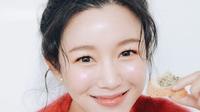 Lee Da In berfoto dengan hair bun style. Senyumannya sama glowingnya dengan wajahnya. (Foto: Instagram/ xx__dain)