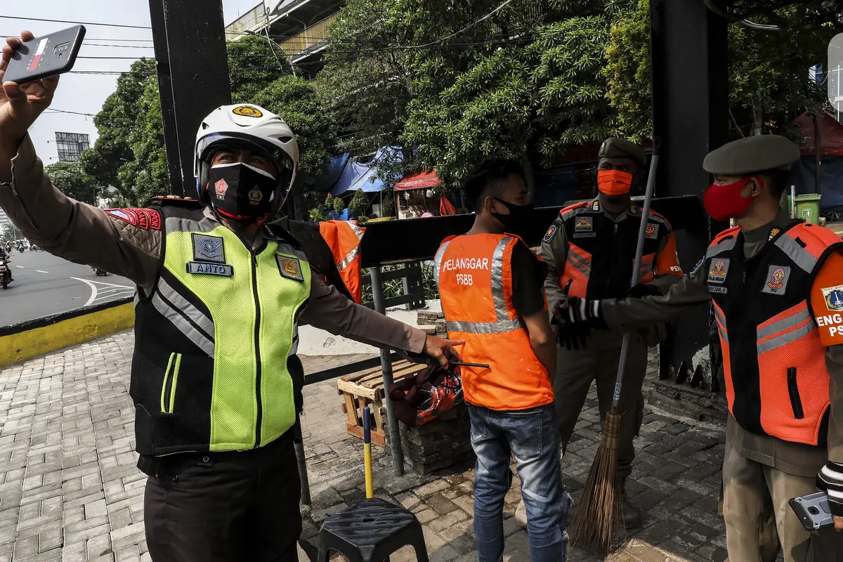 FOTO: PSBB Jakarta, Petugas Razia Masker di Tanah Abang
