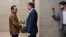 Menteri Perdagangan Indonesia Budi Santoso (kiri) berjabat tangan dengan Menteri Perdagangan Prancis Laurent Saint-Martin (tengah) dalam pertemuan mereka di kantor Kementerian Perdagangan di Jakarta pada Rabu 9 April 2025. (BAY ISMOYO/AFP)