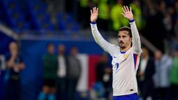 Antoine Griezmann resmi mengakhiri karier 10 tahun bersama negaranya. Tampak dalam foto, Antoine Griezmann saat memberikan penghargaan kepada para supporter di akhir pertandingan UEFA Nations League, Liga A - Grup 2 leg pertama antara Prancis dan Belgia di Parc Olympique Lyonnais, Lyon, 9 September 2024. (Olivier CHASSIGNOLE/AFP)