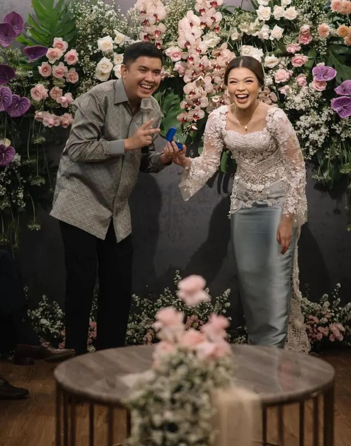 6 Momen Oza Rangkuti Lamar Kekasih, Aisha Lahtiba Sang Penyiar Radio Berbakat