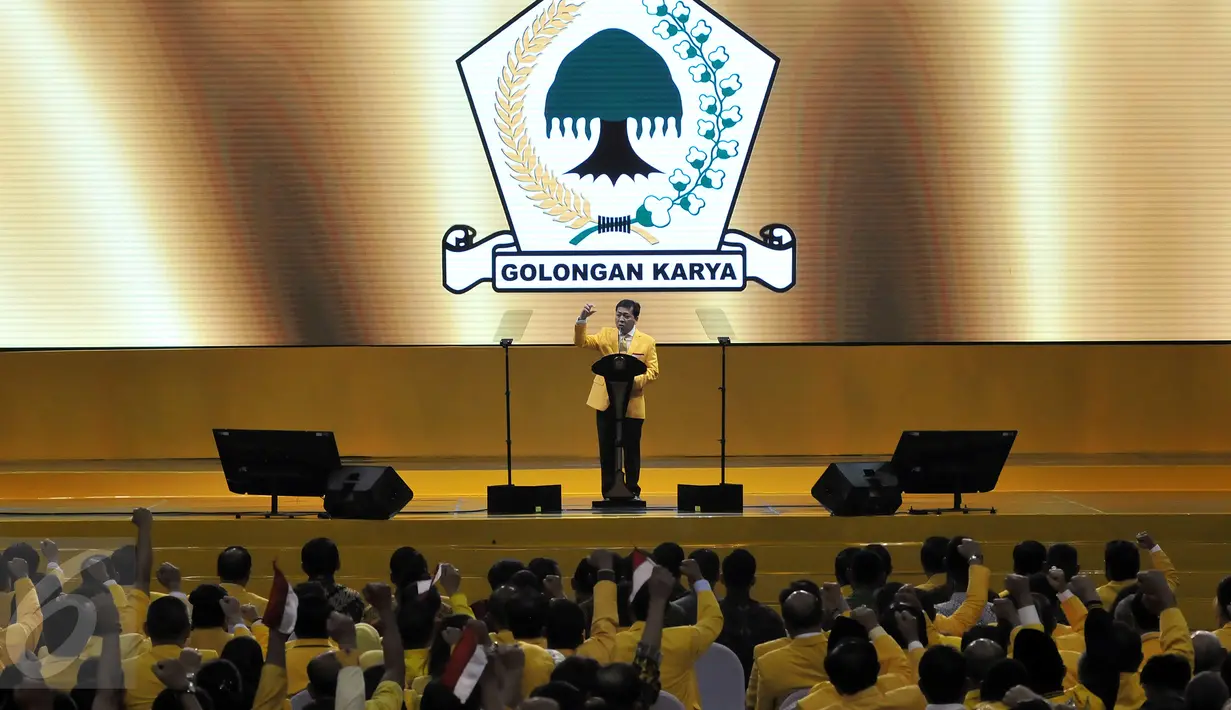 Ketua Umum Golkar Setya Novanto memberikan sambutan pada acara Penutupan Rapimnas I Partai Golkar 2016 di Istora Senayan, Jakarta, Kamis (28/7). Sejumlah pimpinan lembaga, menteri dan pimpinan partai turut hadir. (Liputann6.com/Johan Tallo)