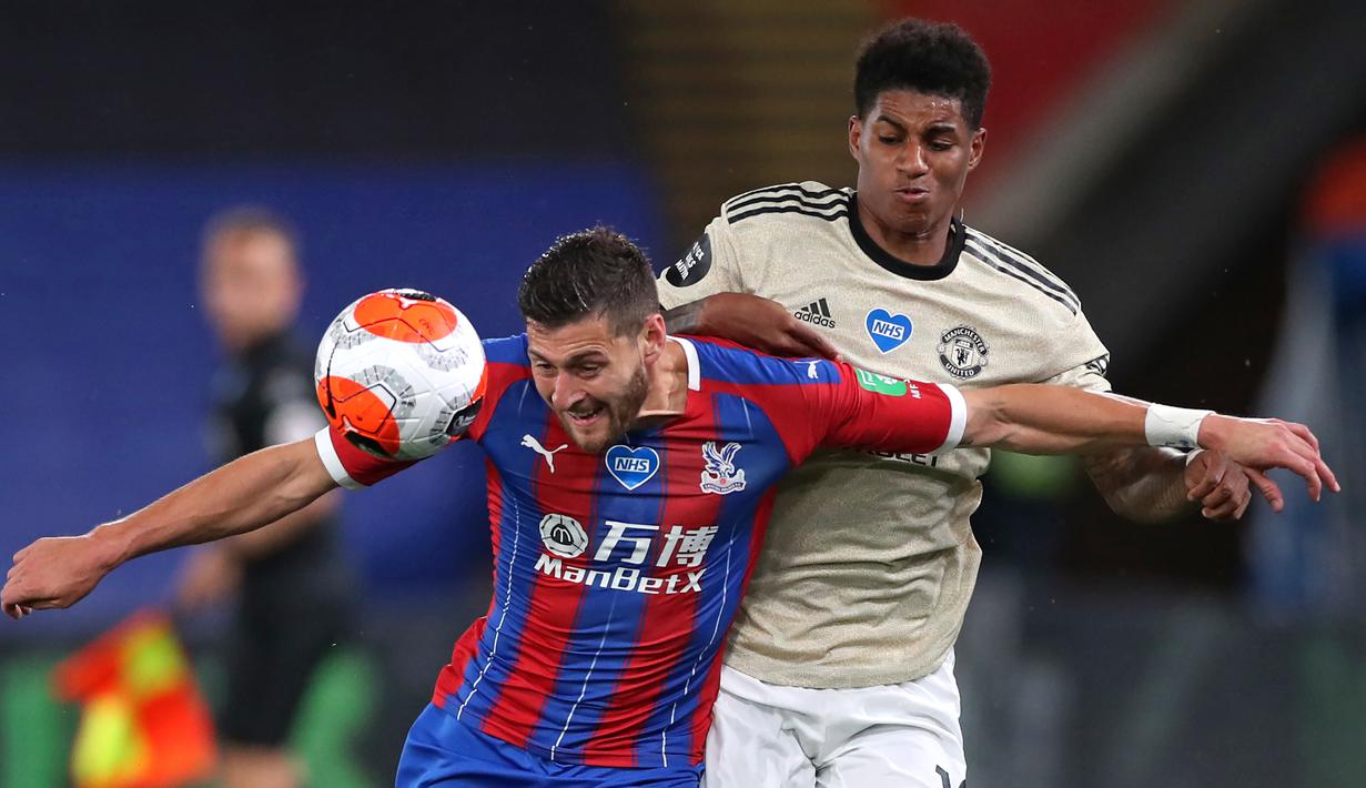 Striker Manchester United, Marcus Rashford, berebut bola dengan bek Crystal Palace, Joel Ward, pada laga lanjutan Premier League di Selhurst Park, Jumat (17/7/2020) dini hari WIB. Manchester United menang 2-0 atas Crystal Palace. (AFP/Peter Cziborra/pool)