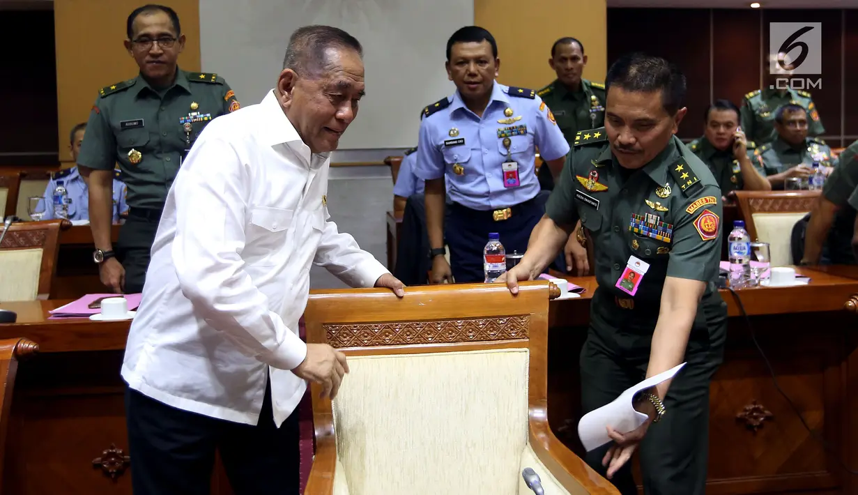 Menteri Pertahanan Ryamizard Ryacudu bersiap mengikuti rapat kerja dengan Komisi I DPR di Senayan, Jakarta, Selasa (3/10). Raker membahas RUU pengesahan persetujuan kerjasama pertahanan Indonesia dengan Papua Nugini. (Liputan6.com/Johan Tallo)