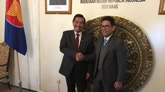Menko Bidang Kemaritiman Luhut Pandjaitan bertemu dengan Menteri Pertanian dan Pembangunan Desa Kolombia Juan Guillermo Zuluaga di KBRI Indonesia Den Haag (Dok Foto: Humas Kemenko Bidang Kemaritiman)