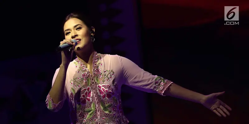 Kenakan Kebaya Encim, Raisa Meriahkan Pemilihan  Abang None Jakarta 2017