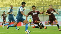 Dedik Setiawan gagal melewati kawalan pemain PSM di Stadion Kanjuruhan, Malang, Minggu (13/5/2018). (Bola.com/Iwan Setiawan)