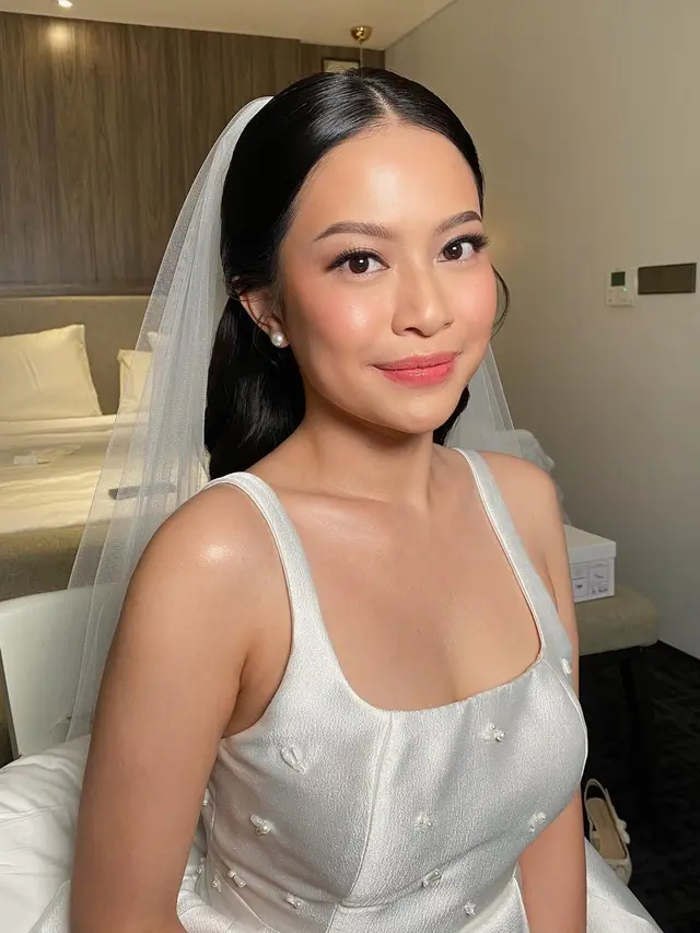 6 Potret Tampilan Hanggini dengan Gaun Internasional dan Makeup Flawless di Momen Resepsi Pernikahan