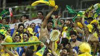 Pesta suporter Brasil saat timnya mengalahkan Serbia pada laga grup E Piala Dunia 2018 di Spartak Stadium, Moskow, Rusia, (27/6/2018). Brasil menang 2-0. (AP/Victor R. Caivano)