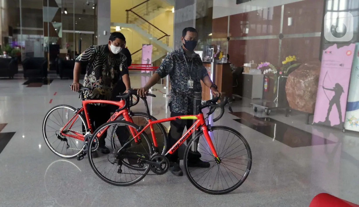 Petugas memindahkan sepeda jenis Road Bike ke dalam Gedung KPK, Jakarta, Jumatn (19/3/2021). KPK menerima 13 unit sepeda dari pihak yang mewakili tersangka suap perizinan pengelolaan komoditas perairan tahun 2020, Syafri, Staf Khusus mantan Menteri KKP, Edhy Prabowo. (Liputan6.com/Helmi Fithriansyah