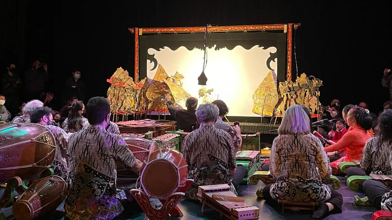 Pementasan wayang kulit dan gamelan