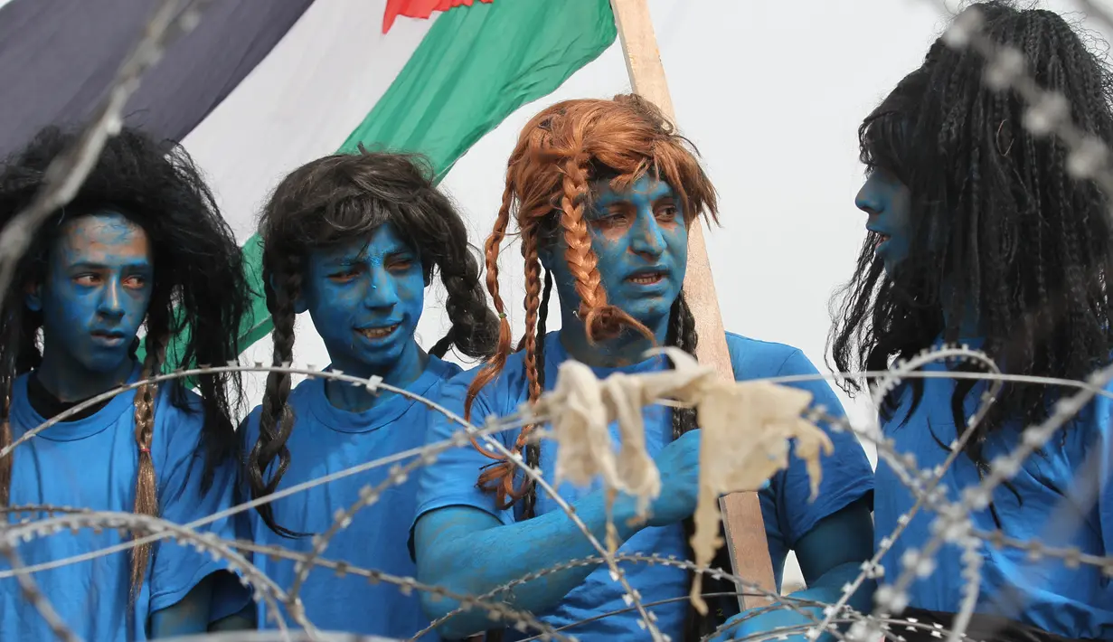 Warga Palestina bergaya seperti karakter dari film "Avatar" berpose selama protes menuntut hak untuk kembali ke kampung halaman mereka di perbatasan Israel-Gaza, Timur Khan Yunis di Gaza selatan Strip, (4/5). (AFP Photo/Said Khatib)