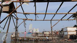 Warga beraktivitas di pemukiman di Muara Angke, Jakarta, Rabu (3/8).Angka kemiskinan menurun bila dibandingkan kondisi pada Maret 2015 sebanyak 3,93%. (Liputan6.com/Angga Yuniar)