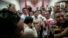Ketua Umum Partai Gerindra Prabowo Subianto memotong pita saat menghadiri acara peresmian rumah pemenangan relawan di Menteng, Jakarta, Selasa (15/8/2023).  (Liputan6.com/Faizal Fanani)