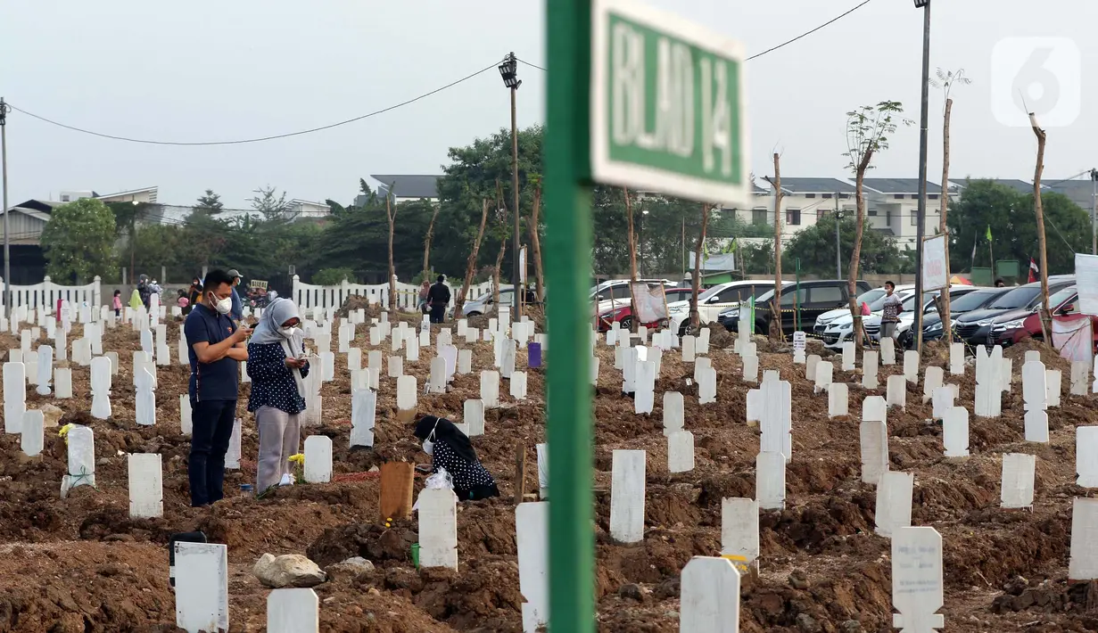 Warga saat melakukan ziarah di pemakaman khusus COVID-19 TPU Rorotan, Cilincing, Jakarta, Sabtu (31/7/2021). Warga yang melakukan ziarah diwajibkan mematuhi protokol kesehatan, menjaga jarak serta dilakukan secara terbatas. (Liputan6.com/Helmi Fithriansyah)