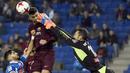 Kiper Espanyol, Diego Lopez (kanan) menghalau bola dari kejaran pemain Barcelona, Gerard Pique pada laga Cpa Del Rey di RCDE Stadium, Cornella de Llobregat, (17/1/2018). Barcelona kalah 0-1. (AFP/Josep Lago)