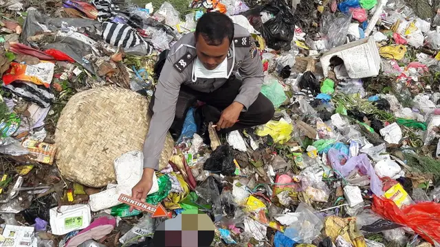 Polisi mengolah Tempat Kejadian Perkara (TKP) penemuan mayat bayi misterius. (Foto: Liputan6.com/Muhamad Ridlo/Polres Cilacap)