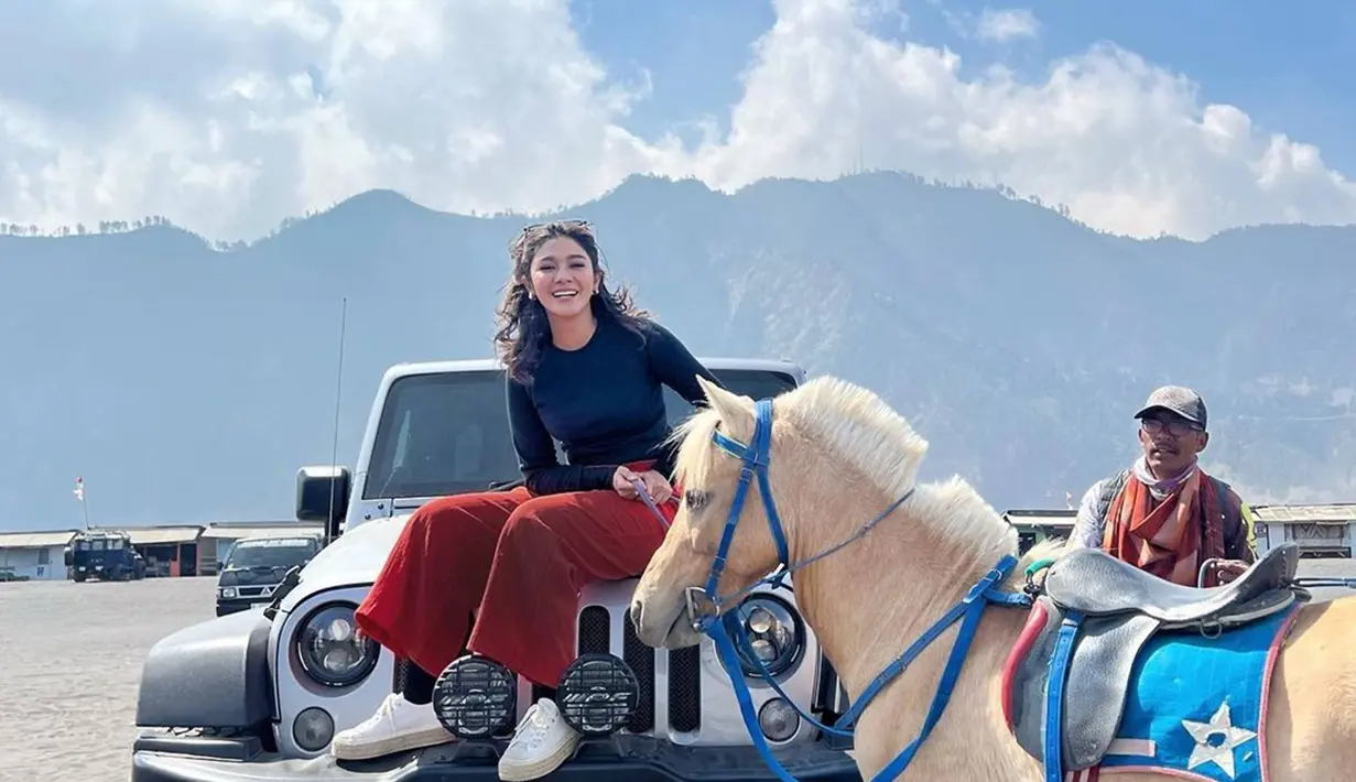 Selama di Bromo, ia juga menikmati serunya bermain di kawah pasir Bromo. Naik mobil Jeep sampai berkuda, momen seru liburan ke Bromo ini banyak mencuri perhatian. Apalagi sejak terjadi kebakaran, belakangan ini banyak selebriti yang berkunjung ke sana. (Liputan6.com/IG/@naymirdad)