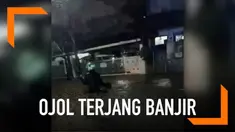 Demi memberikan pelayanan terbaik, seorang driver ojek online rela menembus banjir yang setinggi pinggang orang dewasa.