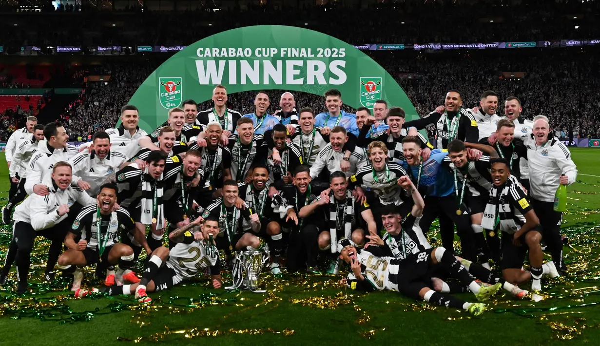 Para pemain Newcastle United merayakan gelar juara Piala Liga Inggris atau Carabao Cup 2025 usai mengalahkan Liverpool di Stadion Wembley, London pada 16 Maret 2025. (Glyn KIRK/AFP)