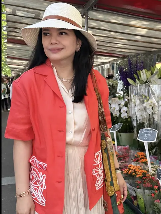 Bergaya quite luxury, Yanti Airlangga tampil dengan kemeja bordir boho bag. Ia tidak menampilkan brand high fashion yang loud pada penampilannya. [Foto: Yanti Airlangga]