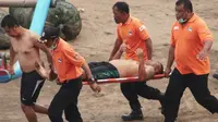 Petugas menandu wisatawan yang luka luka akibat tertabrak Kapal Wisata di Pantai Baron Gunungkidul